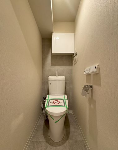 【トイレ】手洗い＆温水洗浄便座付き。毎日使う場所だからこそ、シンプルな居心地の良さにこだわりました。