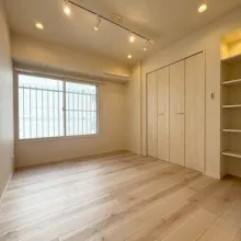 【洋室約4.9帖】角住戸のためどのお部屋にもしっかり採光を確保できているお住まいです。