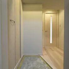 【玄関】扉を開けた瞬間から上質な住空間が広がります。優しい木の色合いで帰宅時にほっとできる玄関です。