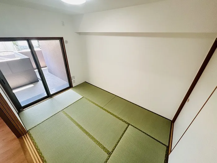 約6帖の和室です。リビングダイニングとつながる開放的な和室です。小さなお子様を遊ばせるのも柔らかい畳なら安心ですよ。