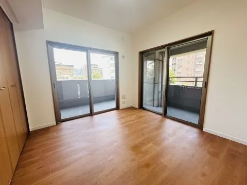 約5.3帖の洋室です。大きなガラス戸のある2面採光のお部屋ですので、室内は明るく風通しも良好です。2面バルコニーに面しておりますので圧迫感も少なく快適にお過ごしいただけます。