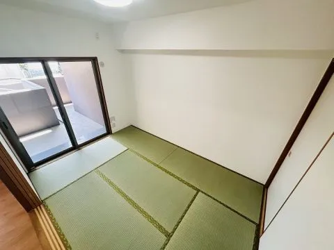 約6帖の和室です。リビングダイニングとつながる開放的な和室です。小さなお子様を遊ばせるのも柔らかい畳なら安心ですよ。