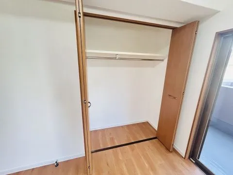 約5.3帖洋室のクローゼットです。お洋服などしっかりと収納できます。