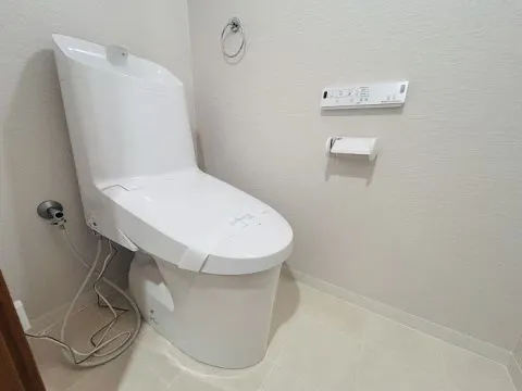 トイレも新品交換済みです。白を基調とした清潔感のあるトイレになっております。