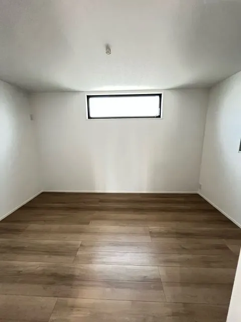 3階 明るい洋室