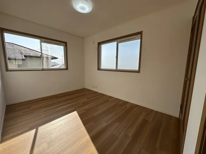 約6帖の洋室です。全居室に収納がございますのでご家族でお部屋を分けやすいです。