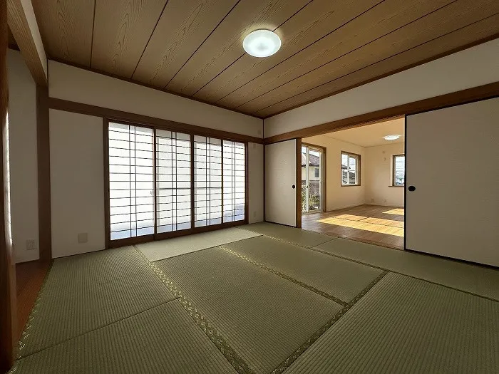 8帖の和室です。畳の香りに癒される和の空間です。小さなお子様の遊び場としても柔らかい畳なら安心です。