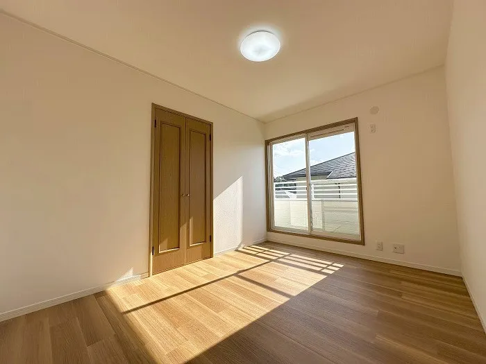 2階真ん中の洋室、約6帖のお部屋です。