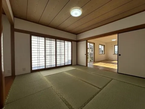 8帖の和室です。畳の香りに癒される和の空間です。小さなお子様の遊び場としても柔らかい畳なら安心です。