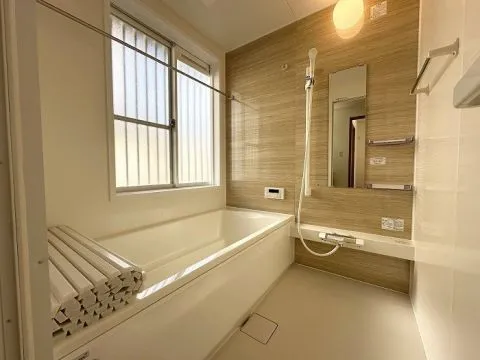 お風呂は新品交換済みです。浴室暖房乾燥が付いておりますので雨の日のお洗濯ものや、冬のヒートショック対策にも便利です。