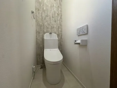 1Fトイレです。トイレも新品交換済みです。白を基調とした清潔感のあるトイレになっております。