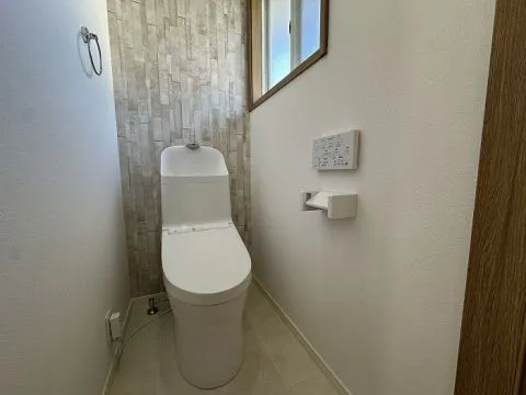 2Fトイレです。こちらのトイレも新品交換済みです。窓が付いておりますので換気もしやすく快適です。