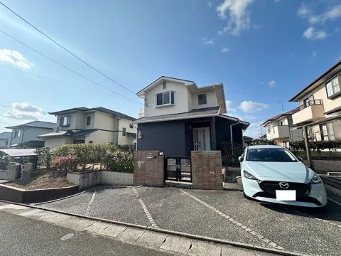 駐車場はL字に2台駐車可能となっております。外壁塗装もしておりますので綺麗です。