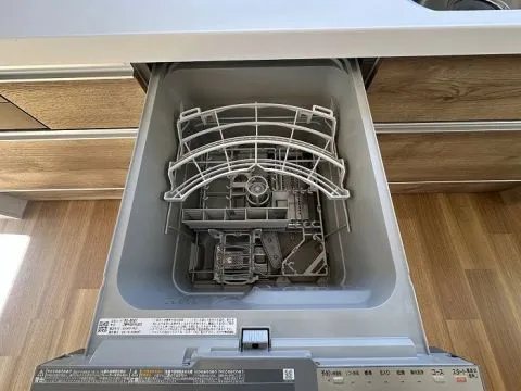 キッチンは食器洗浄乾燥機付きです。家事の負担を軽減してくれて、洗剤での手荒れ防止にも便利です。