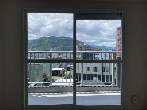 4階からの眺望は緑の木々や山も見えて癒されます。ぜひ内覧でご体感ください！
