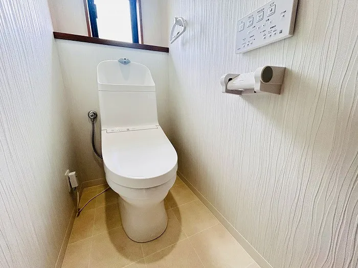トイレも新品交換済みです。各階にトイレがございますので朝の忙しい時間帯でもスムーズにご使用いただけます。窓が付いておりますので換気もしやすいです。