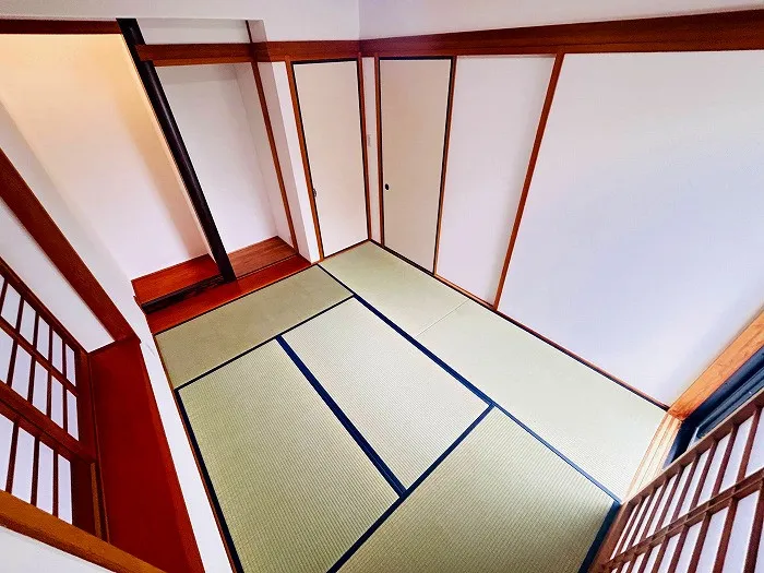 1階の約6帖の和室です。柔らかな畳なら小さなお子様の遊び場にも最適です。畳の香りに癒される和の空間。