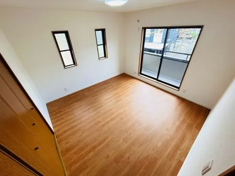 2階南東側約8帖の洋室です。バルコニーに繋がる大きなガラス戸の他にも採光窓が2つございますので明るく広々とゆとりあるお部屋です。寝室などにもおすすめです。