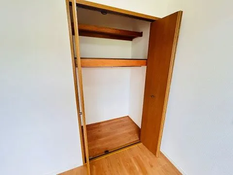 2階北側約6帖の洋室の収納です。