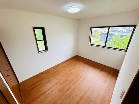 2階北側の約6帖洋室です。2面採光の明るいお部屋でお子様のお部屋にもおすすめです。