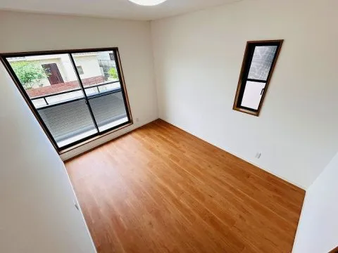 2階南西側約6帖の洋室です。バルコニーに繋がる大きなガラス戸からはあたたかな光が流れ込みます。