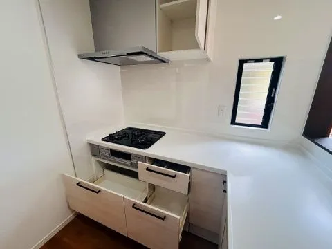 コンロは3口コンロで同時調理が可能です。収納も豊富なので調味料やお鍋などしっかりと片付けることが出来ます。