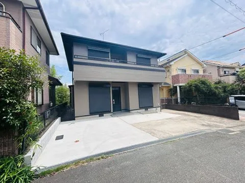 建物外観です。外壁塗装済みなので綺麗になっております。駐車場増設済みで並列4台駐車可能♪来客の際も安心です。