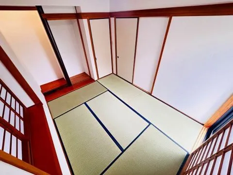 1階の約6帖の和室です。柔らかな畳なら小さなお子様の遊び場にも最適です。畳の香りに癒される和の空間。