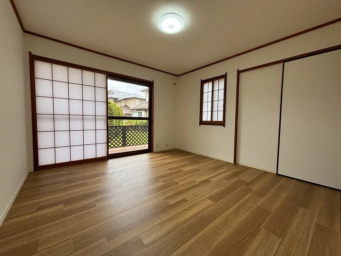 1階洋室約8帖。和を感じる広々とした室内です。主寝室や客間にいかがでしょうか。