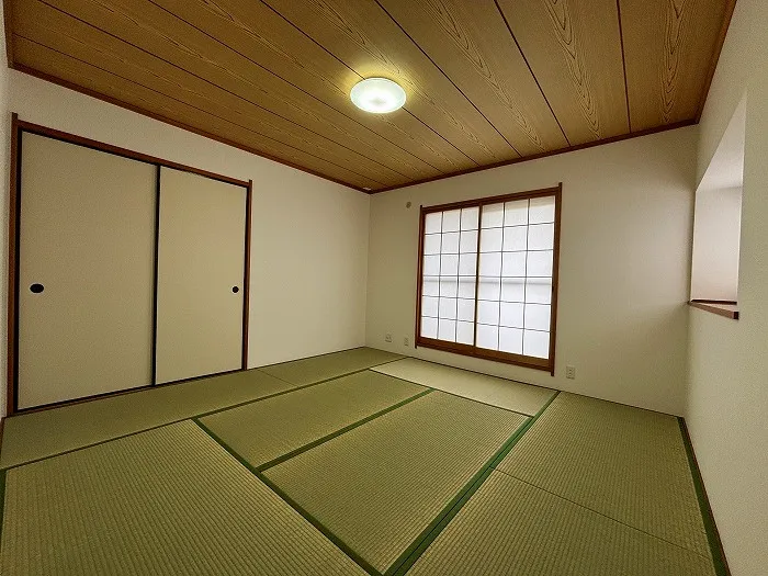 2階の8帖の和室です。畳の香りに癒される和の空間です。
