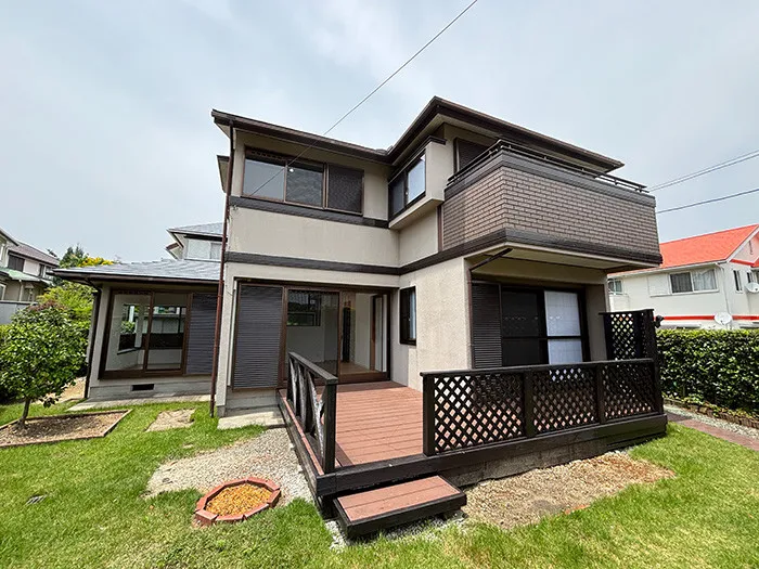 お庭付き・ウッドデッキ付の戸建物件です。ガーデニングやBBQなどご家族で楽しむことが出来ます。
