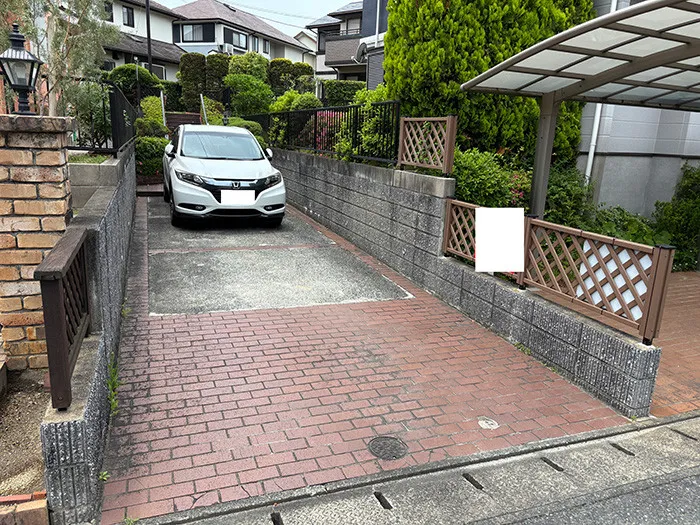 駐車スペースは縦列で2台可能です。ご夫婦でそれぞれお車をお持ちの場合も安心です♪