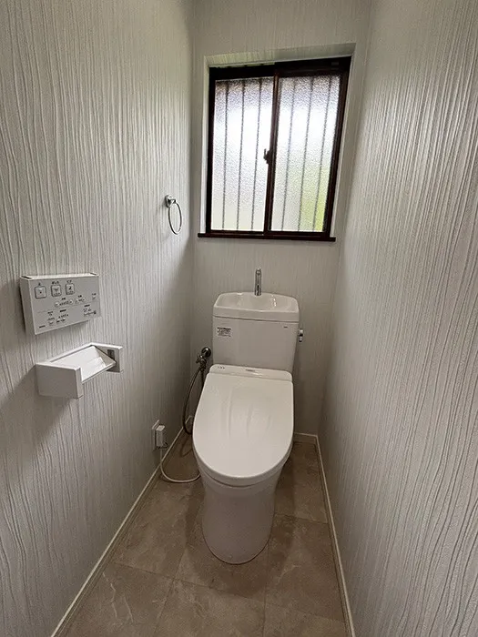 1階トイレです。トイレは各階にございます。窓付きで換気もしやすいです。