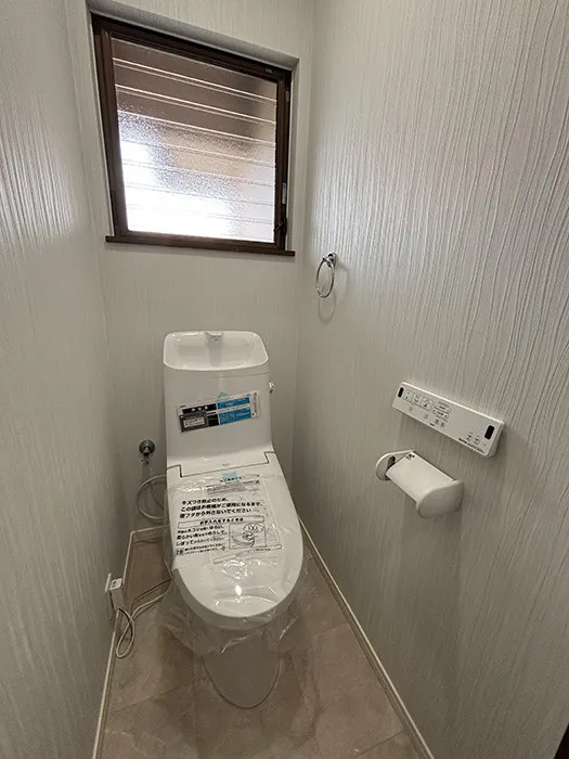 2階トイレです。各階にトイレがございますので2階を寝室にしていても階段の上り下りが無く便利です。