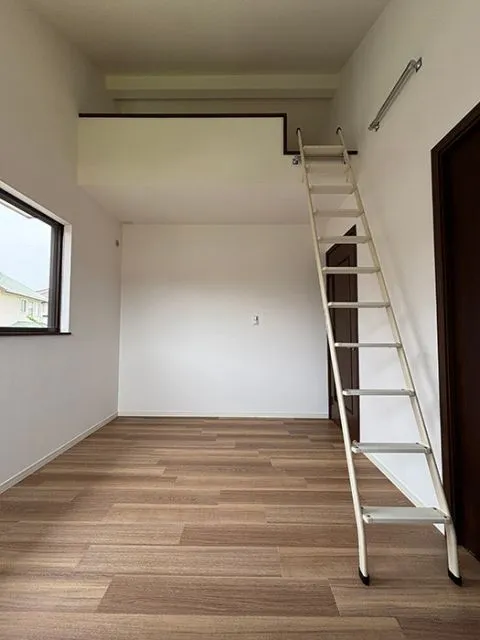 2階6.1帖の洋室です。クローゼットの他にロフトもついていますのでお荷物をしっかりと収納できます。