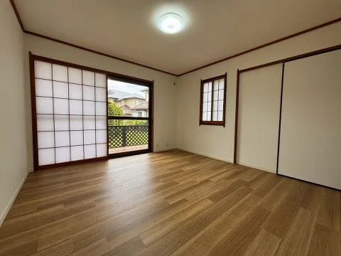 1階洋室約8帖。和を感じる広々とした室内です。主寝室や客間にいかがでしょうか。