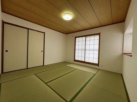 2階の8帖の和室です。畳の香りに癒される和の空間です。