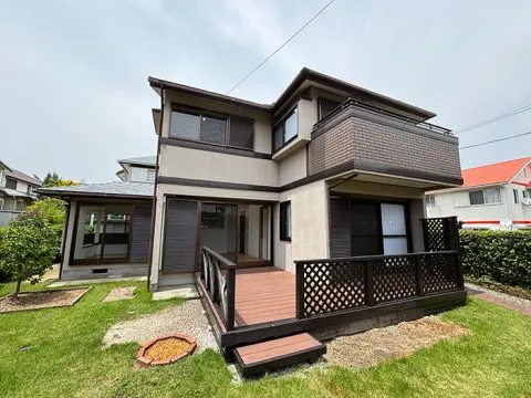 お庭付き・ウッドデッキ付の戸建物件です。ガーデニングやBBQなどご家族で楽しむことが出来ます。