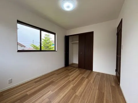 2階の約6.1帖のもう一つのお部屋です。