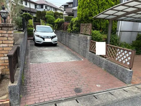 駐車スペースは縦列で2台可能です。ご夫婦でそれぞれお車をお持ちの場合も安心です♪