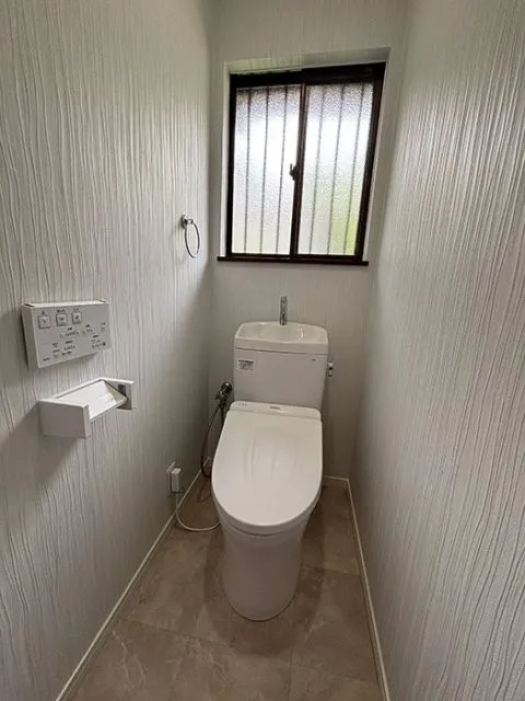 1階トイレです。トイレは各階にございます。窓付きで換気もしやすいです。