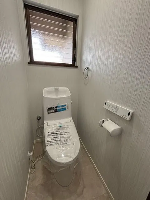 2階トイレです。各階にトイレがございますので2階を寝室にしていても階段の上り下りが無く便利です。