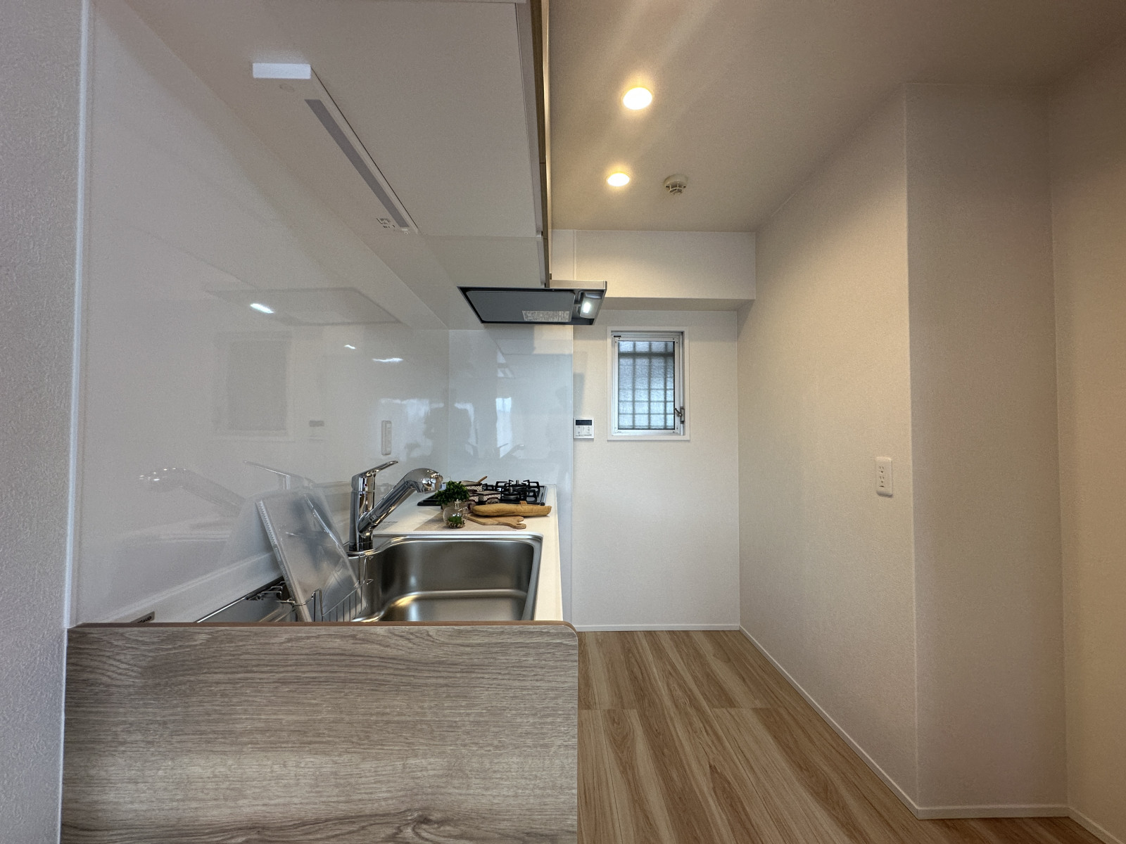 調理スペースが広く、収納豊富なキッチン◎