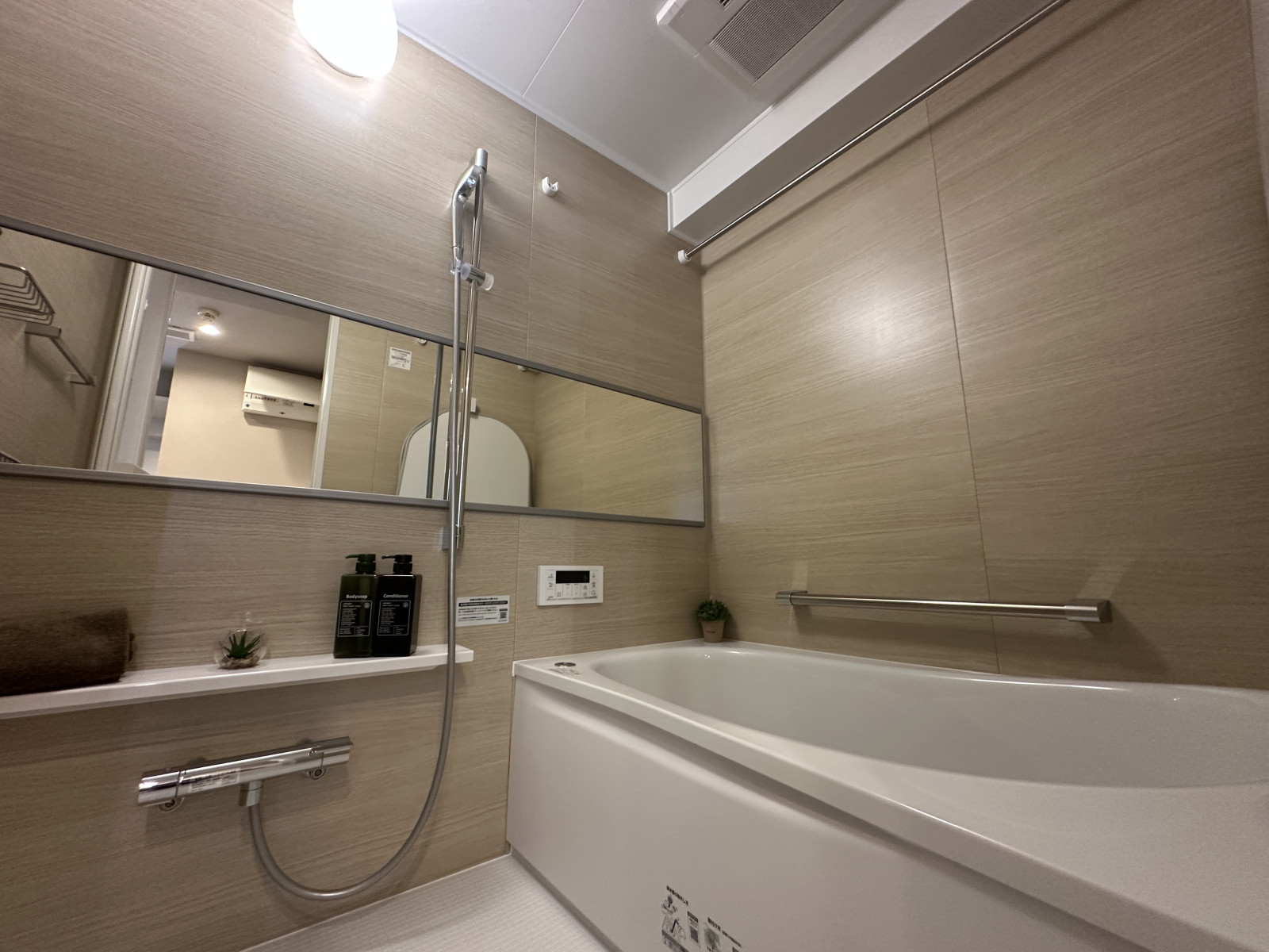 １日の疲れを癒すバスルーム◎ 急な雨の日でも洗濯が干せる浴室乾燥機付きなので便利です◎