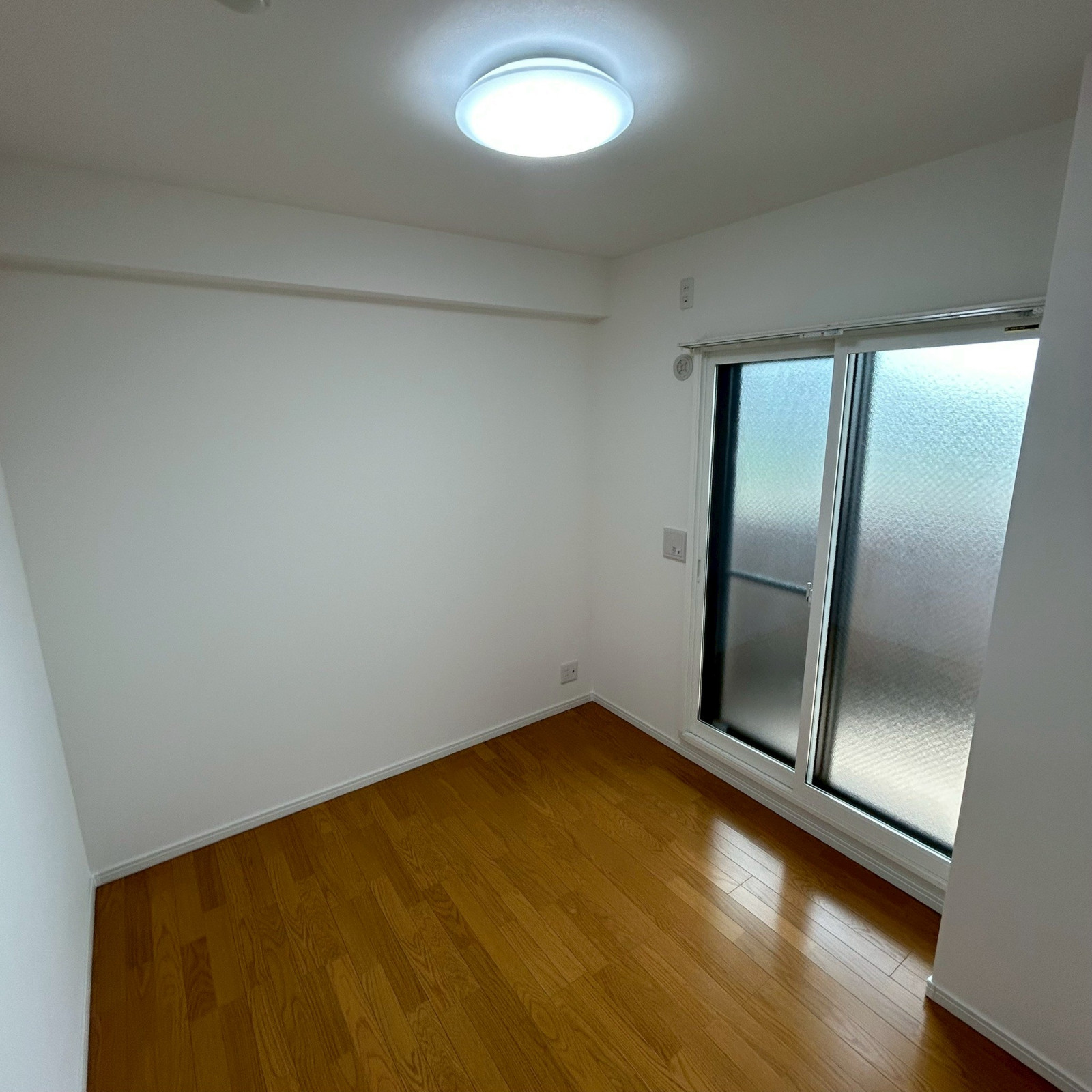 洋室4.3帖：こちらにもバルコニーございます