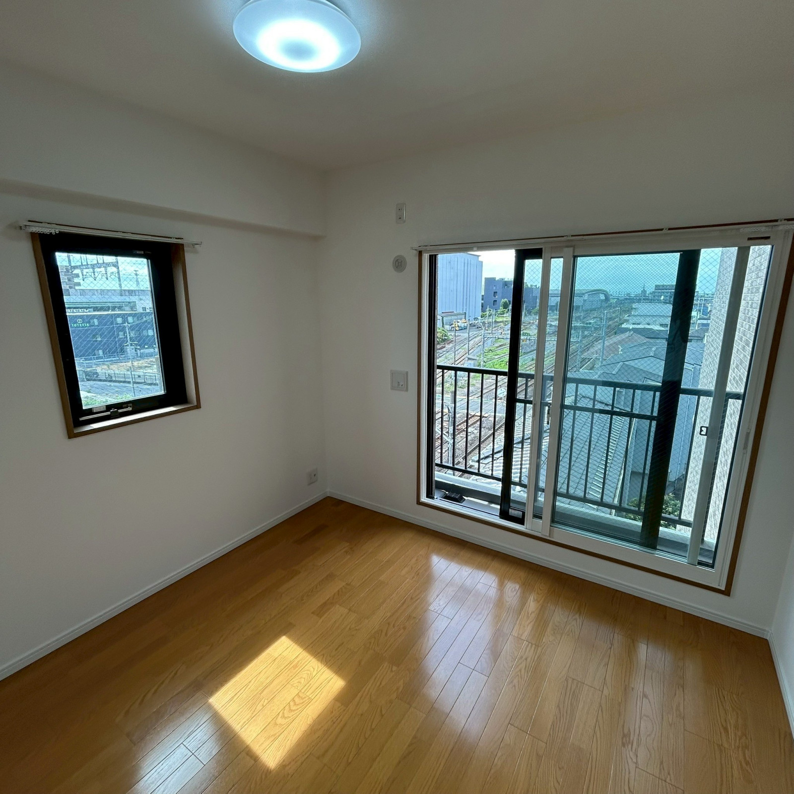 洋室6.0帖：2面から光が差し込むので日当たり◎