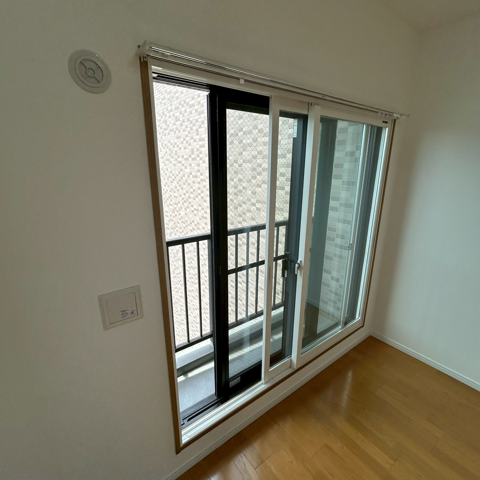 洋室6.0帖側のバルコニー　布団干すなどの用途にも使えそうです