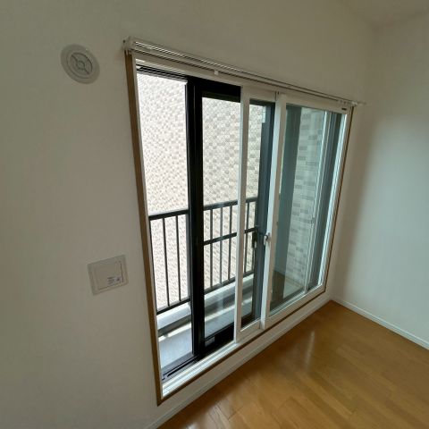 洋室6.0帖側のバルコニー　布団干すなどの用途にも使えそうです