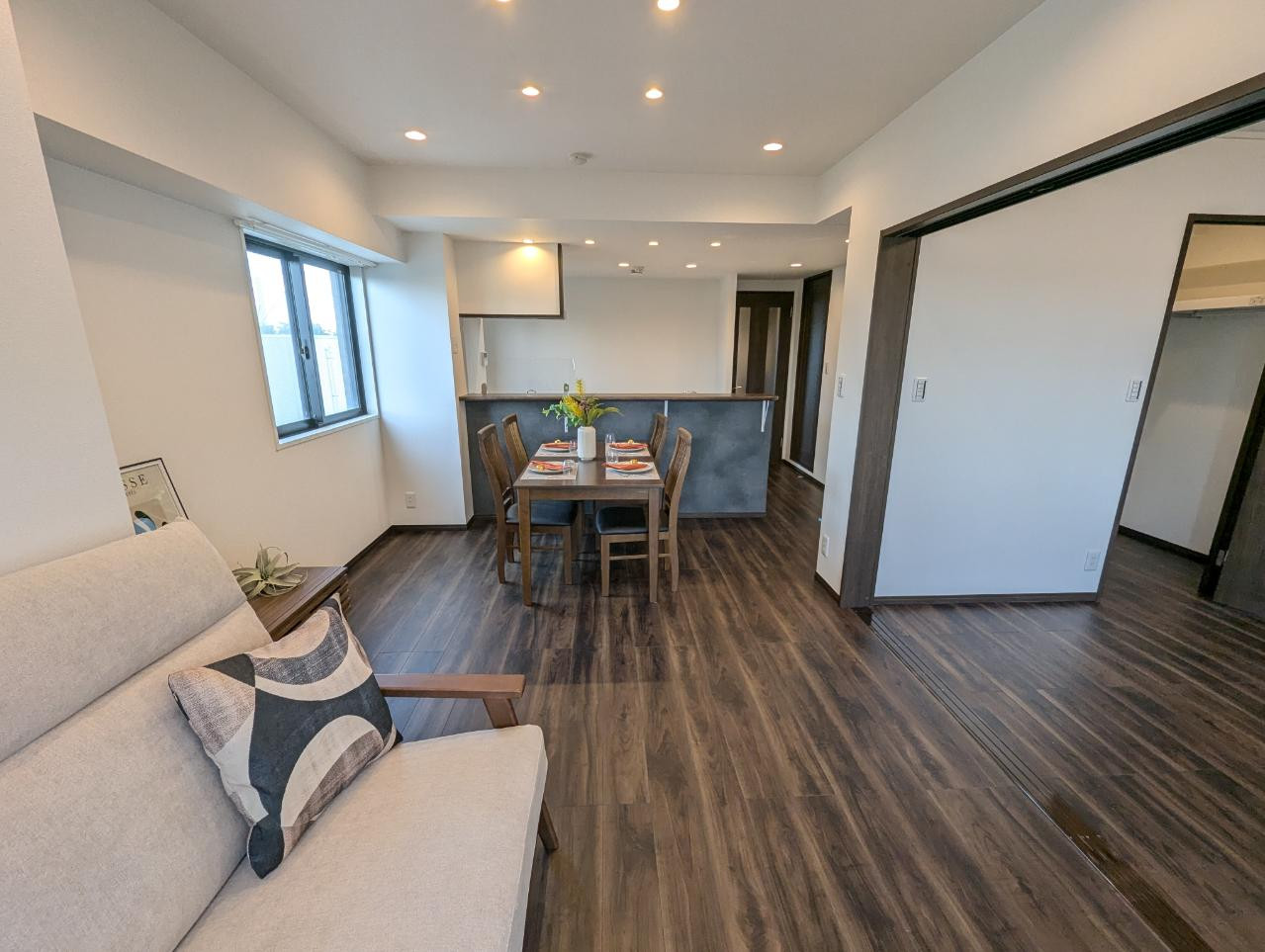 ベランダからキッチン向きに撮影してます。