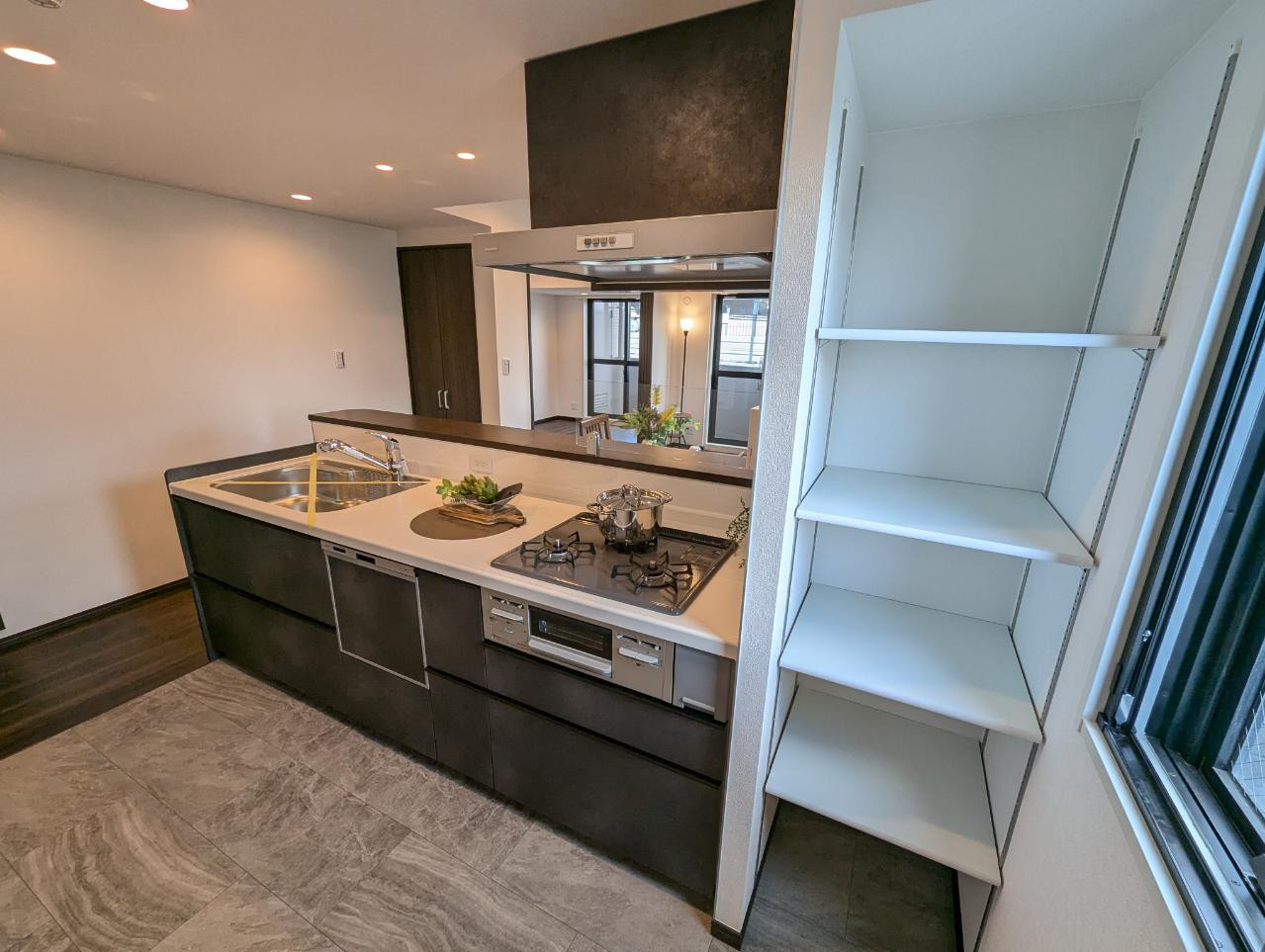 キッチンの横に棚がありますので、調味料や食材のストックを置くといいかも♡